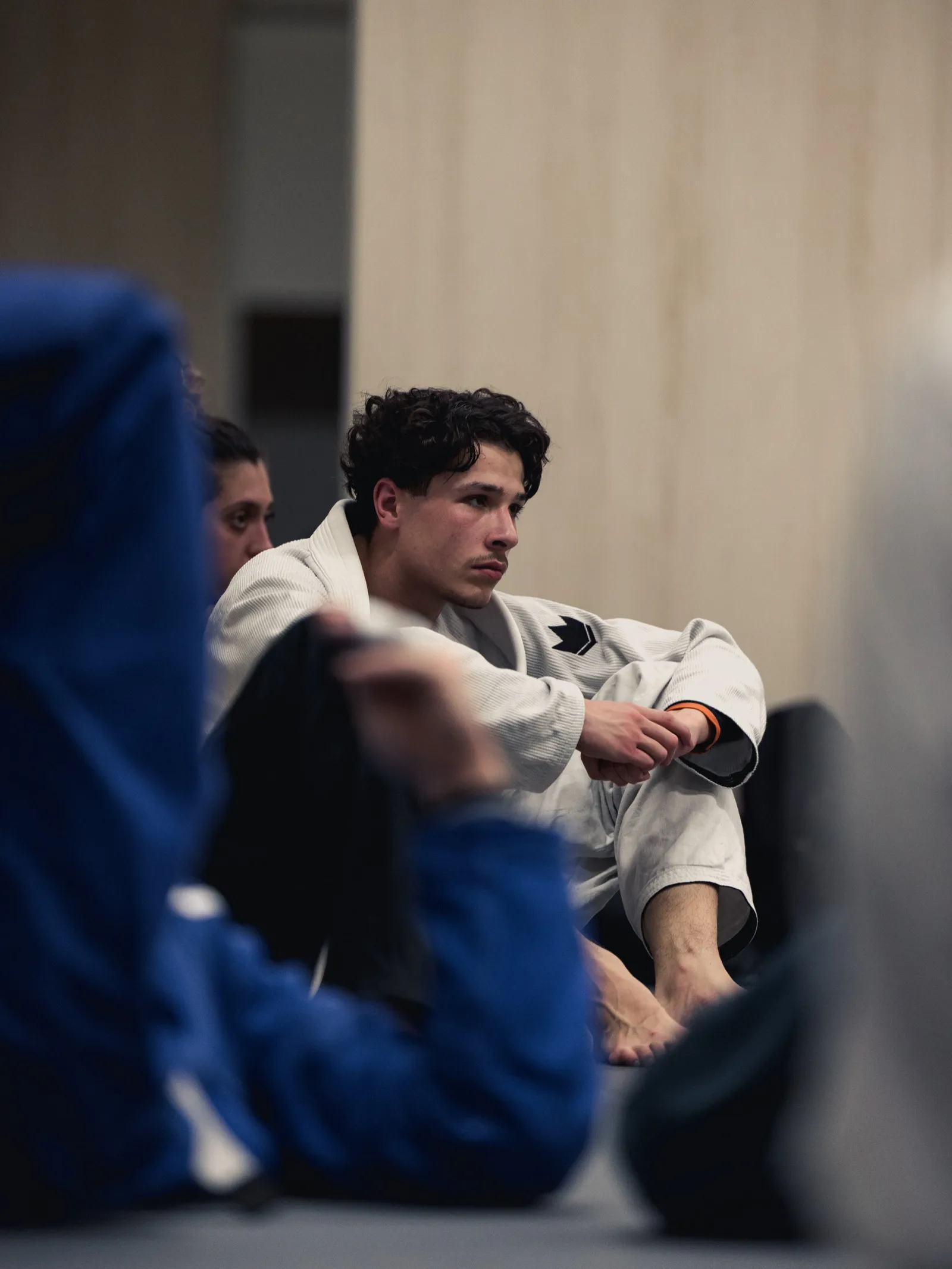 Tom concentré — écoute du coach